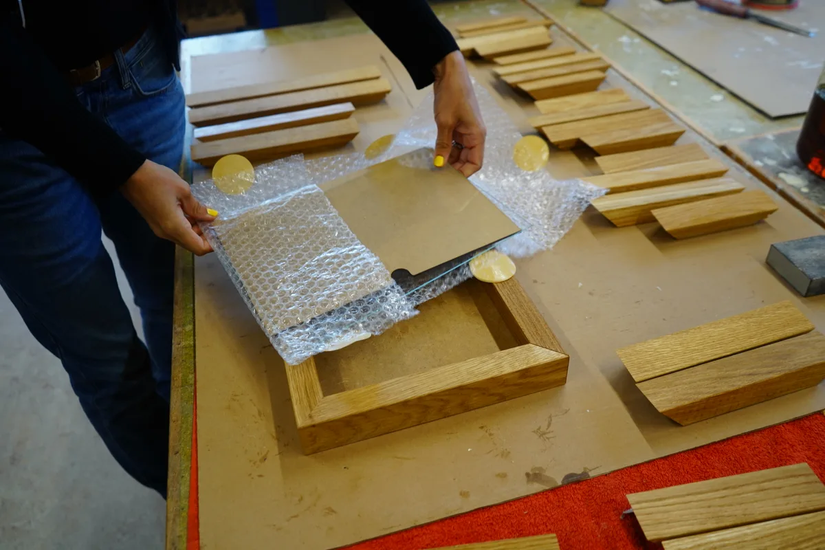 Die Stiftung Züriwerk in Bubikon stellt die Bilderrahmen her.